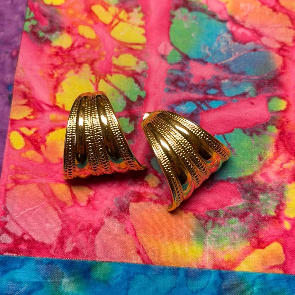 Big hold Avon vintage earrings 90s